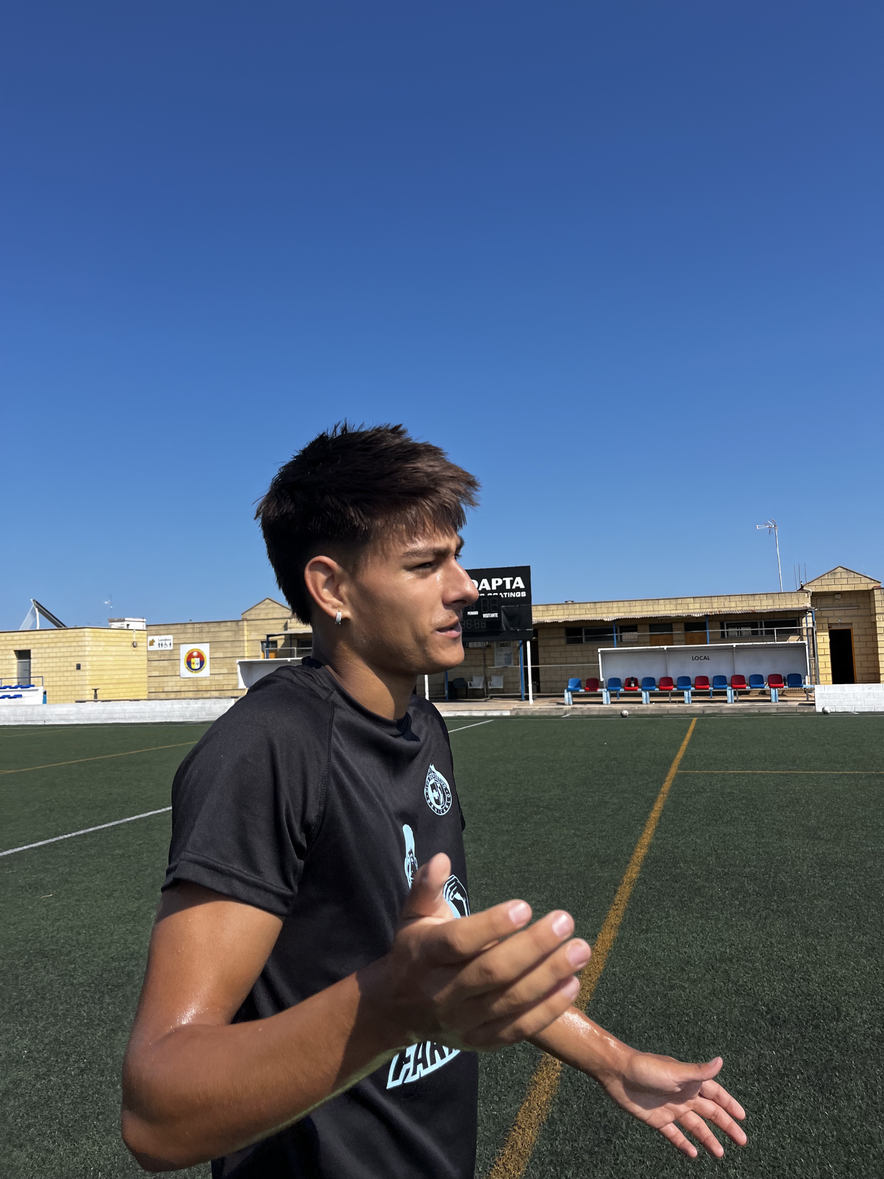 Indicaciones del entrenador durante el Campus de verano 2025