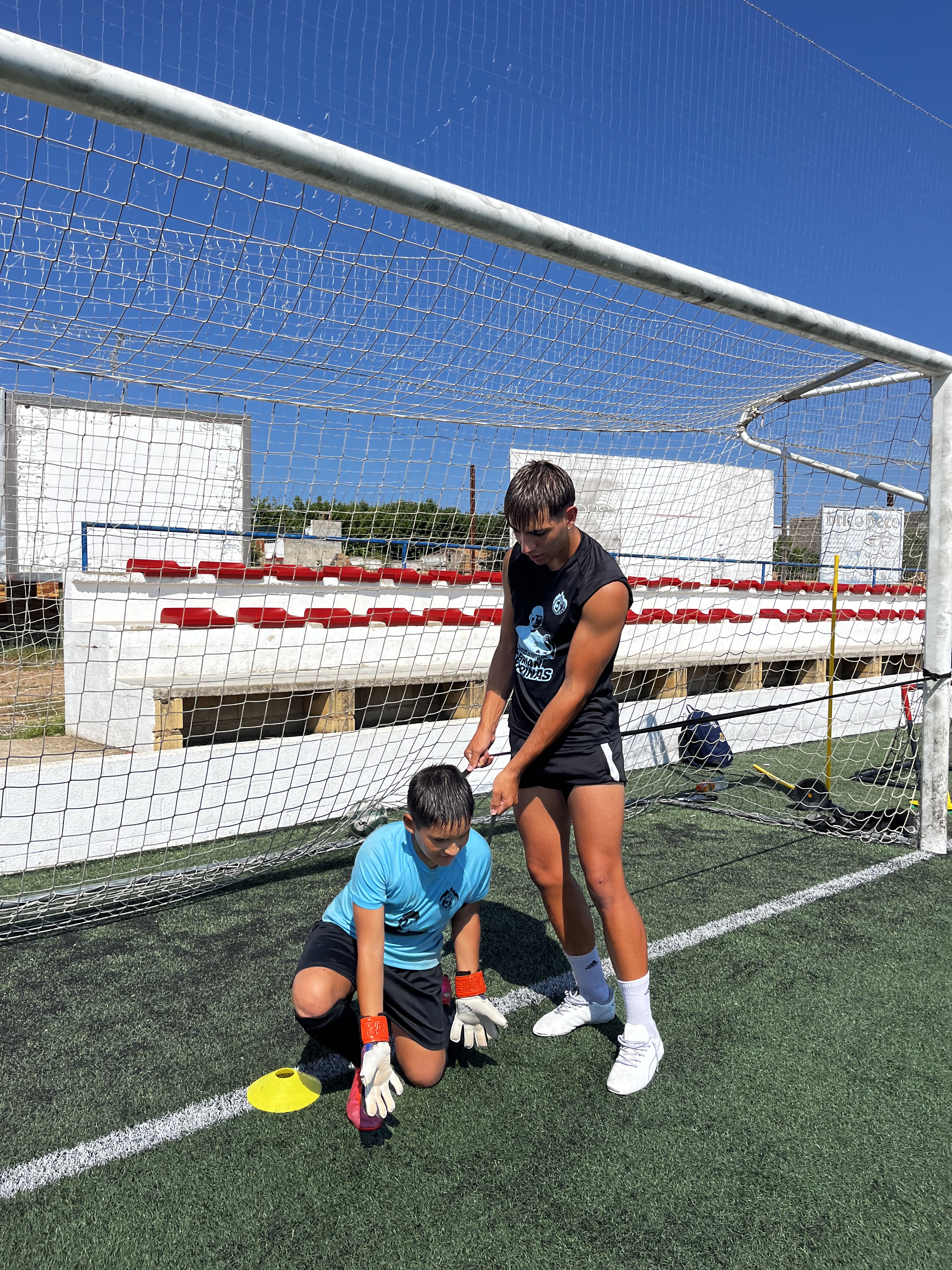 Entrenamiento individual junto a la portería en el Campus de verano 2025