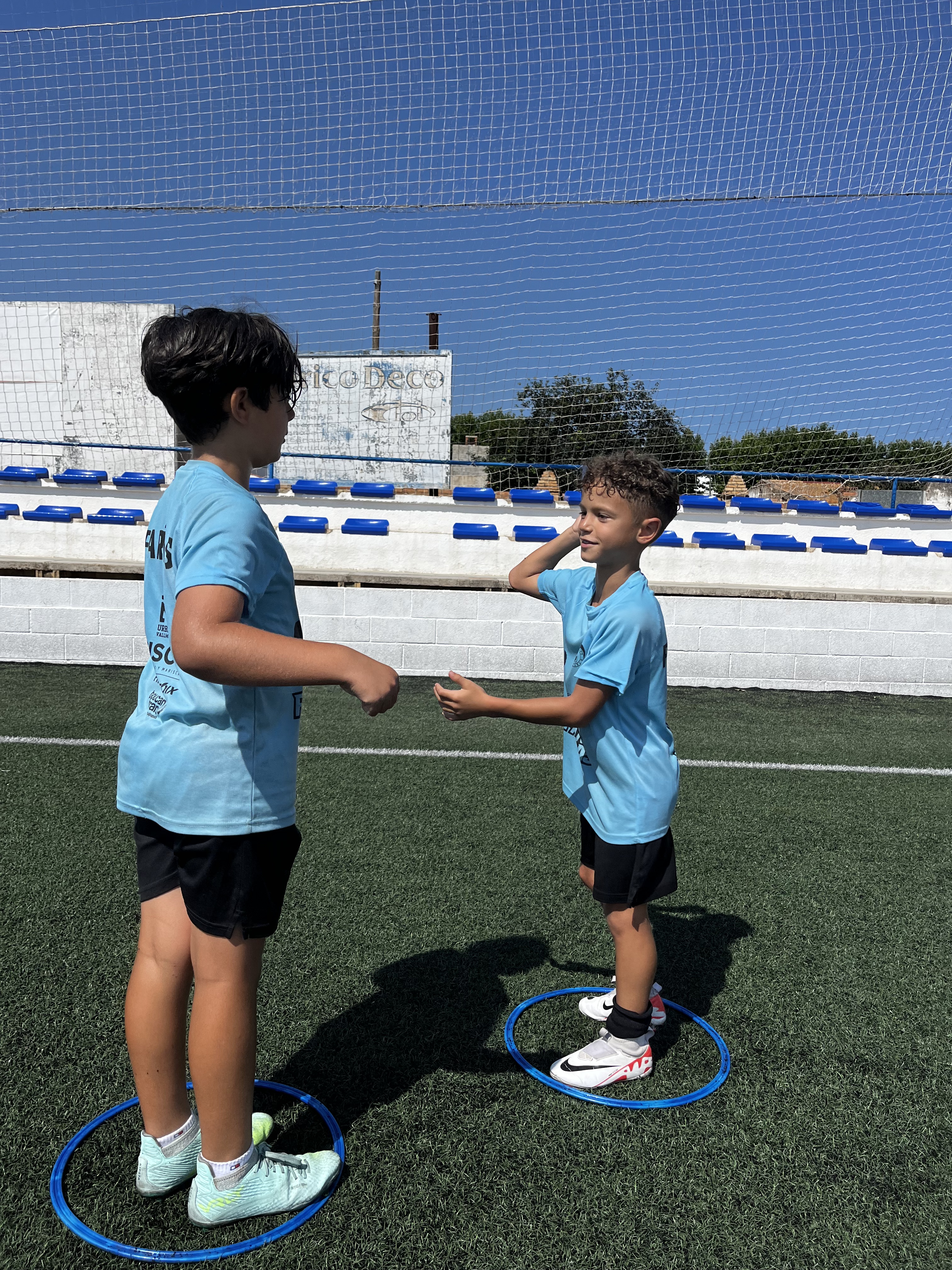 Compañeros colaborando en el Campus de verano 2025