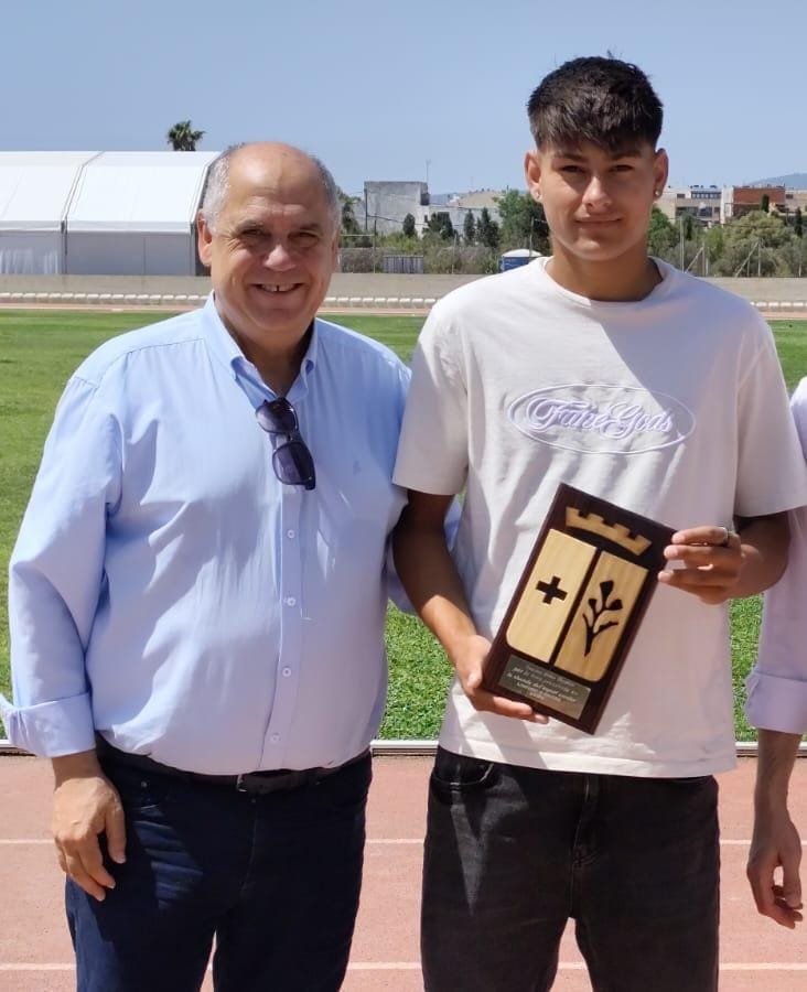Brian Fariñas recibiendo un reconocimiento en el Campus de verano 2025