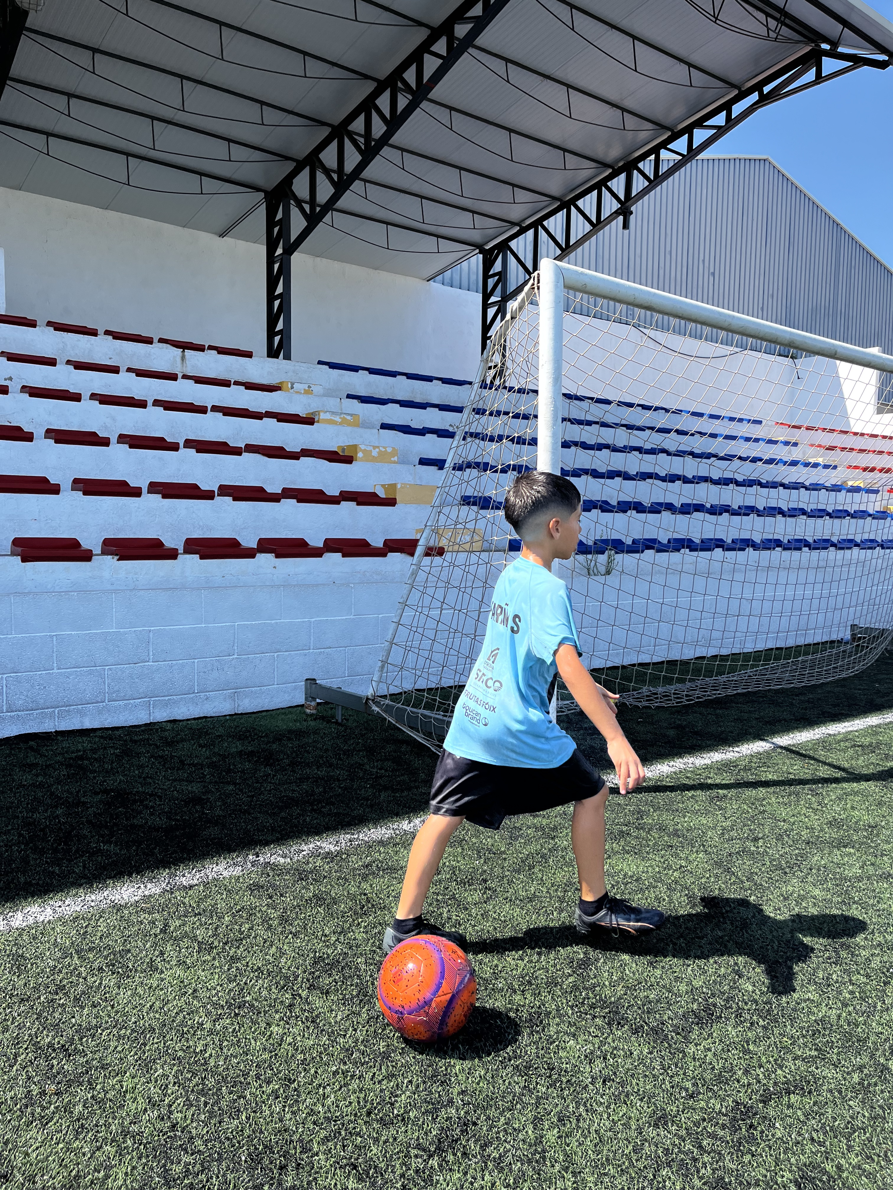 Ejercicio de conducción junto a la grada en el Campus de verano 2025