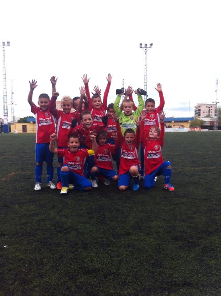 Brian Fariñas y su equipo celebrando un trofeo