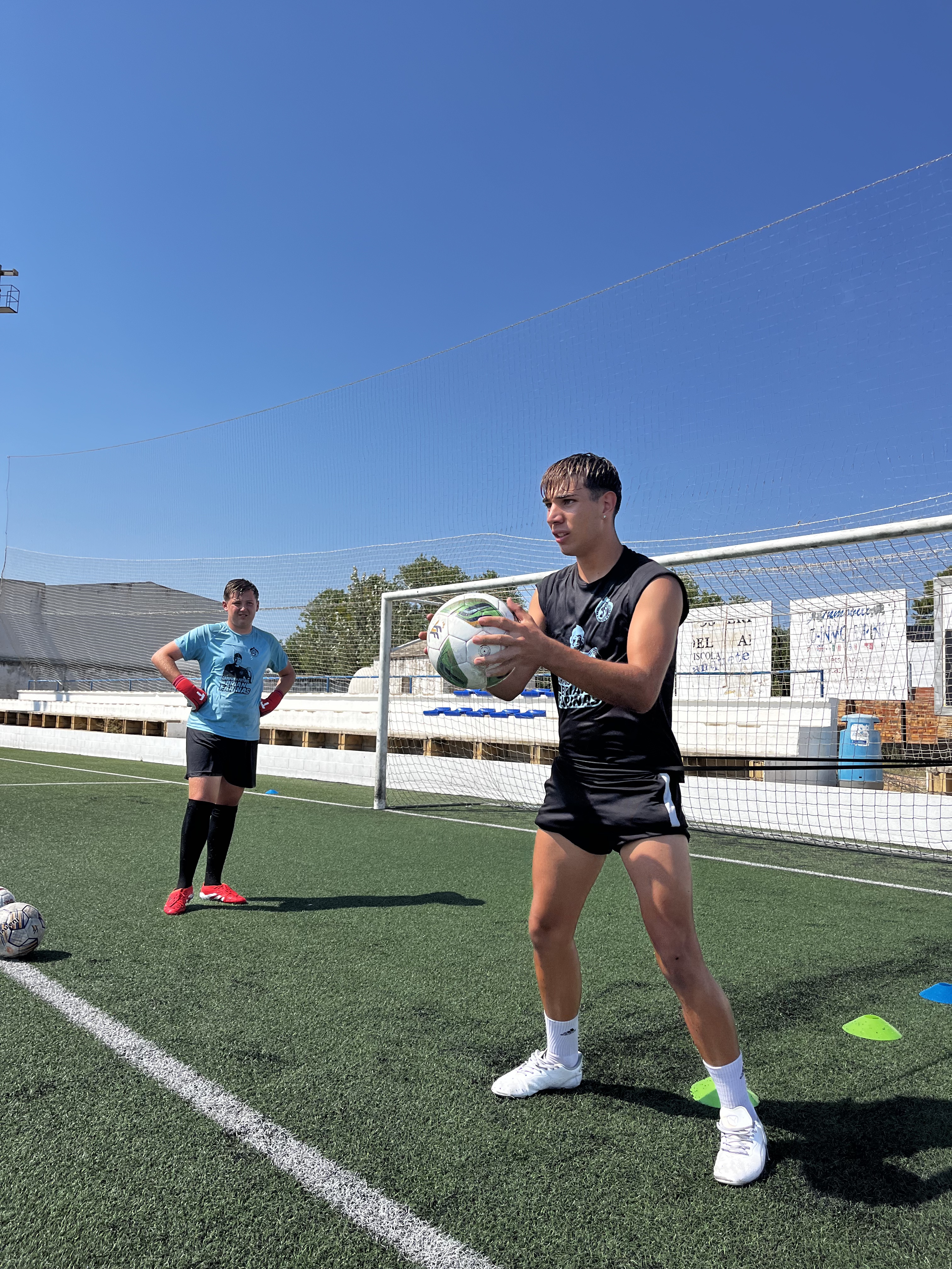 Entrenador explicando un ejercicio en el Campus de verano 2025