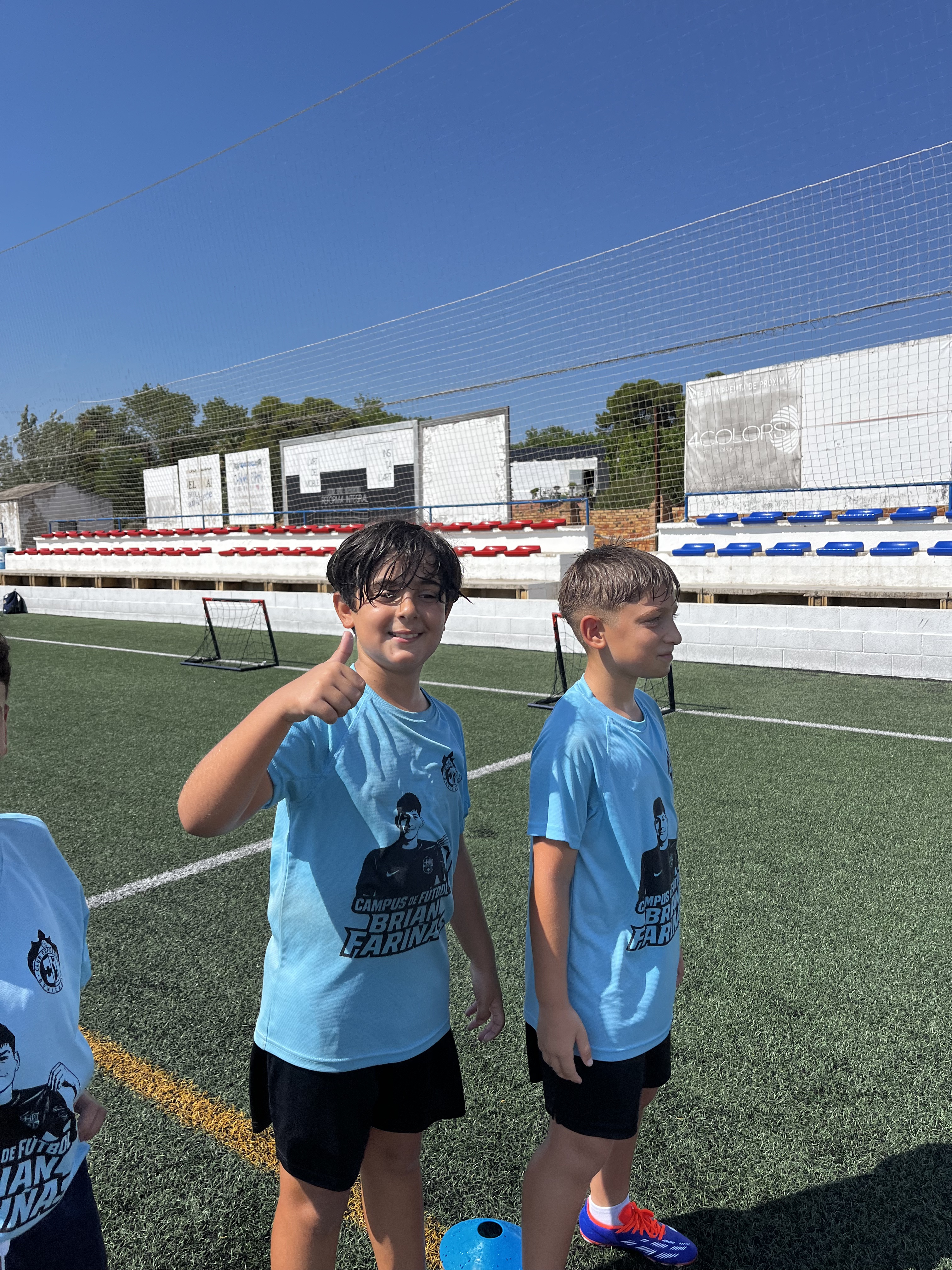 Dos participantes compartiendo un momento en el Campus de verano 2025