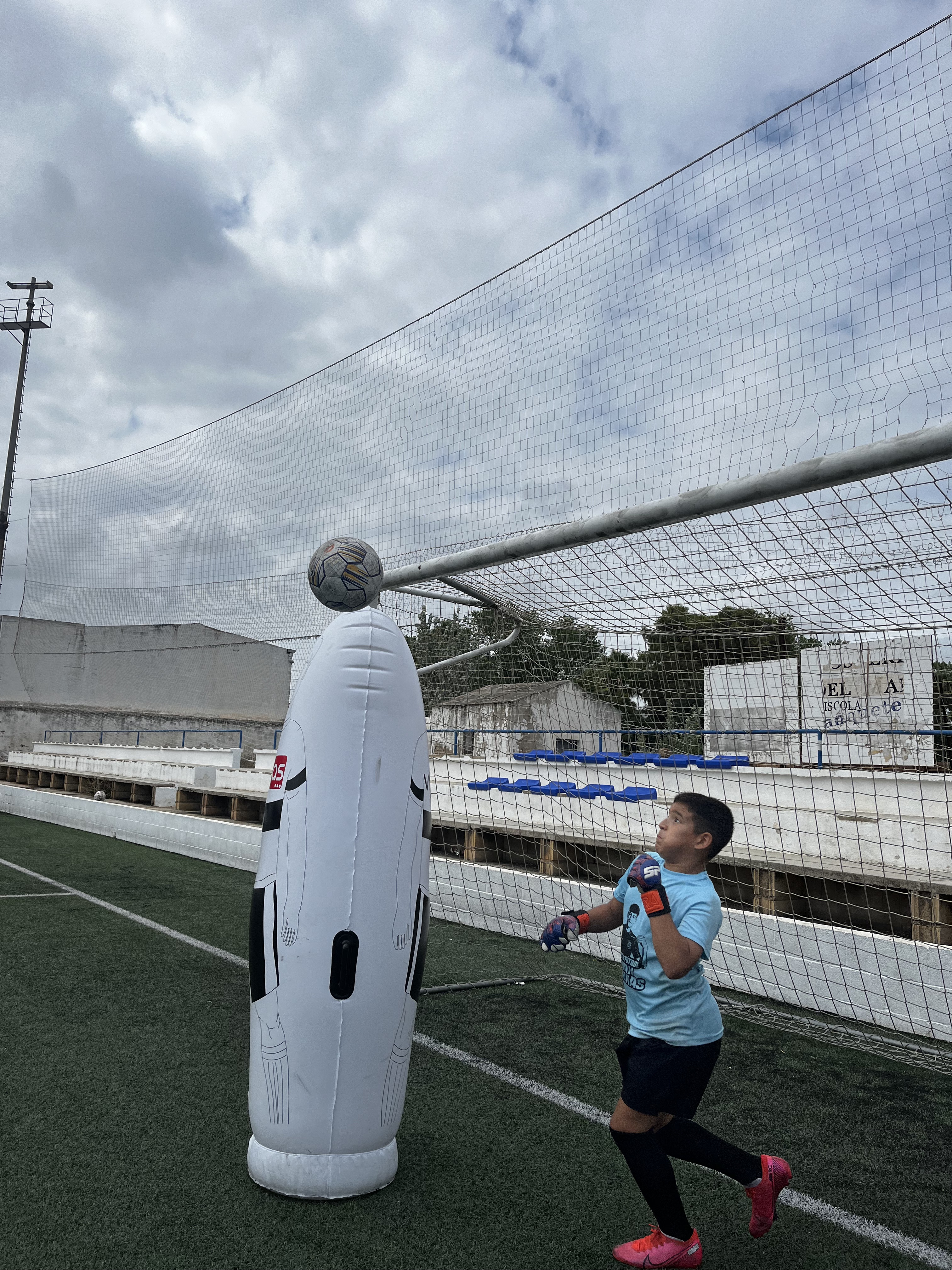 Trabajo técnico con material de entrenamiento en el Campus de verano 2025