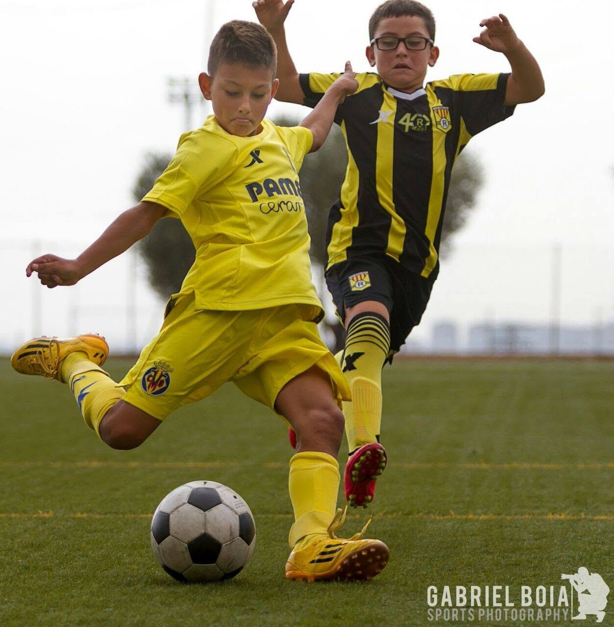 Brian Fariñas golpeando el balón durante su etapa en el Villarreal CF