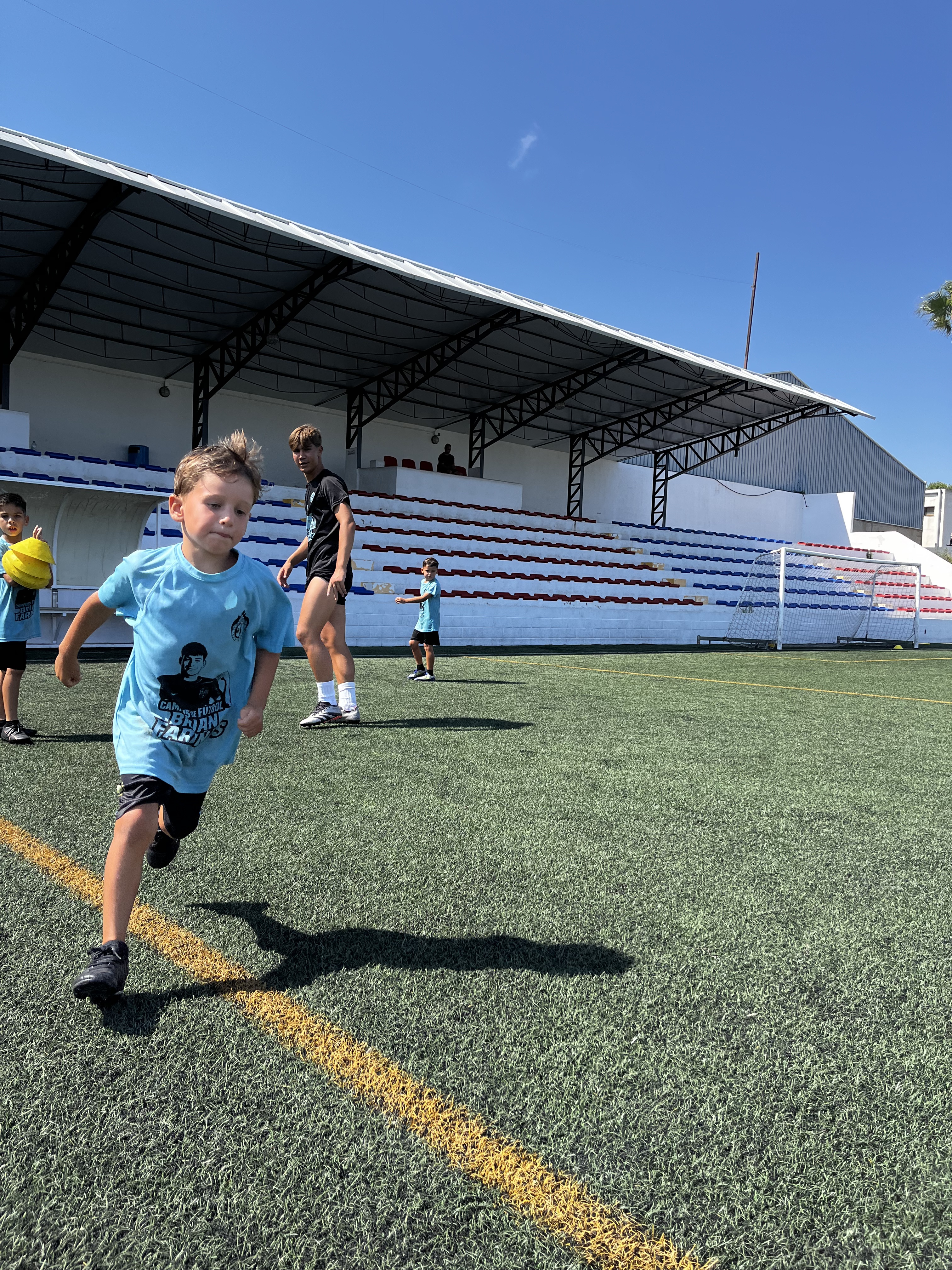 Participante entrenando en el campo del Campus de verano 2025