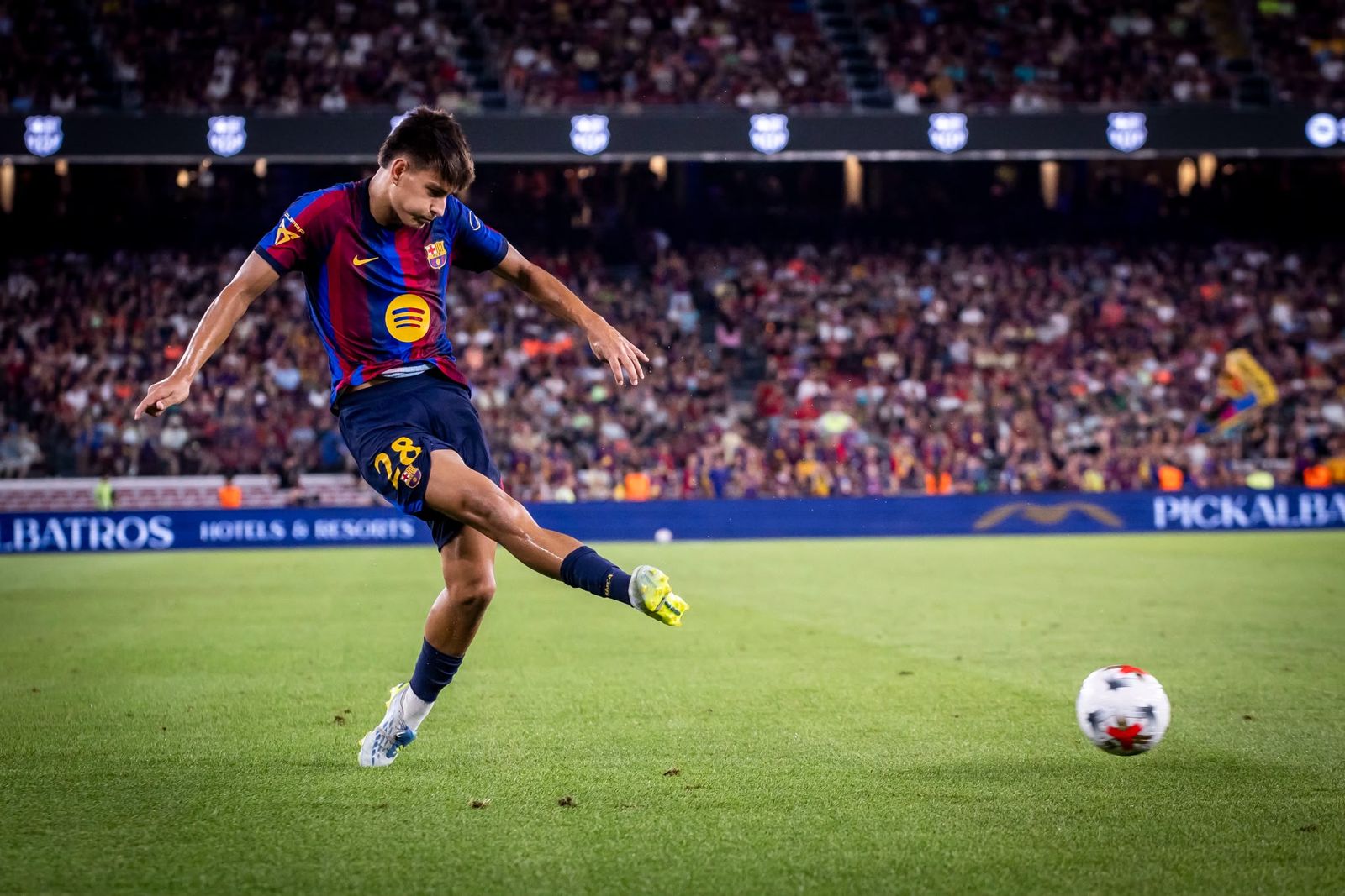 Brian Fariñas golpeando el balón en el estadio