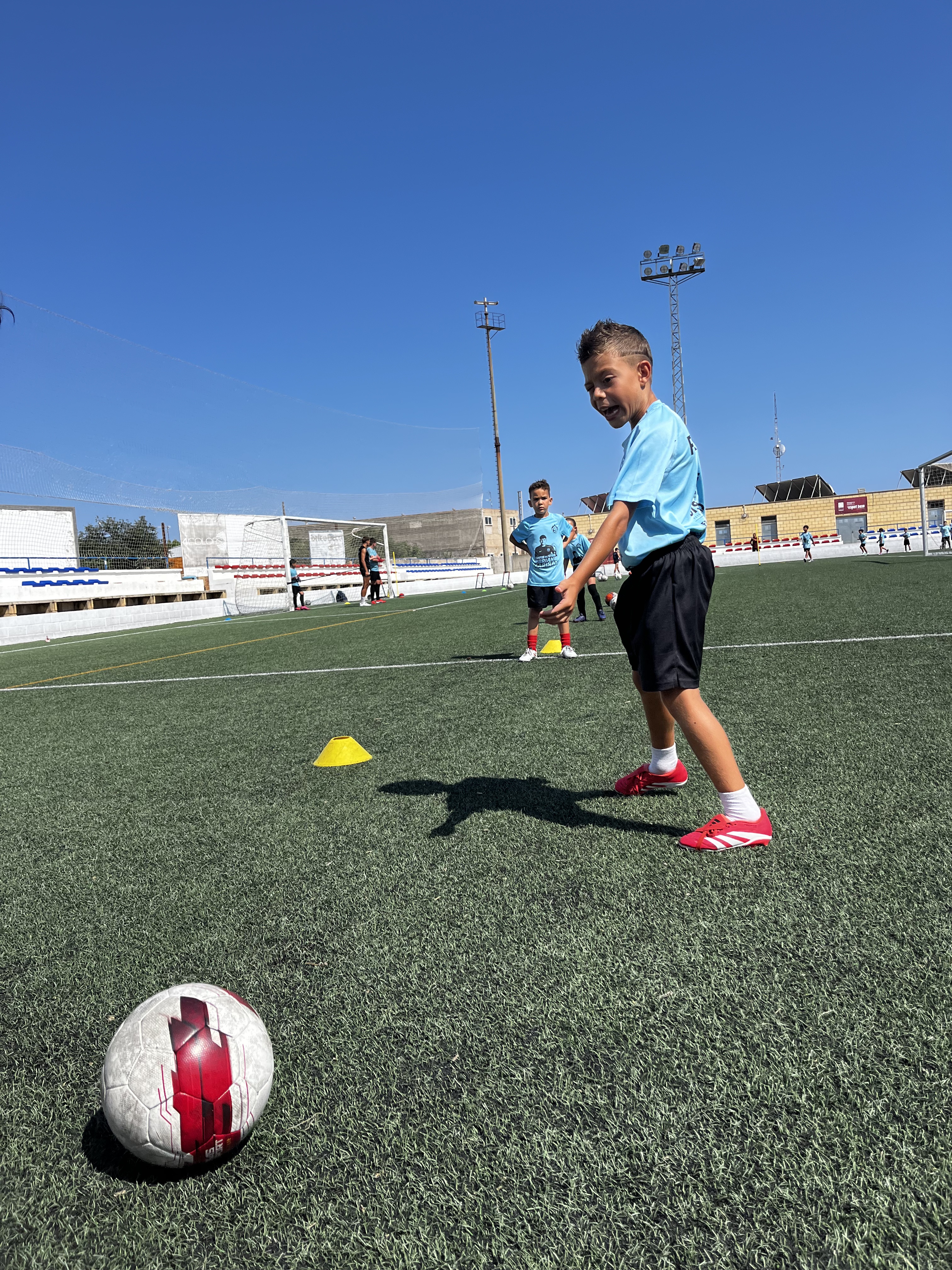 Trabajo de pase y control de balón en el Campus de verano 2025