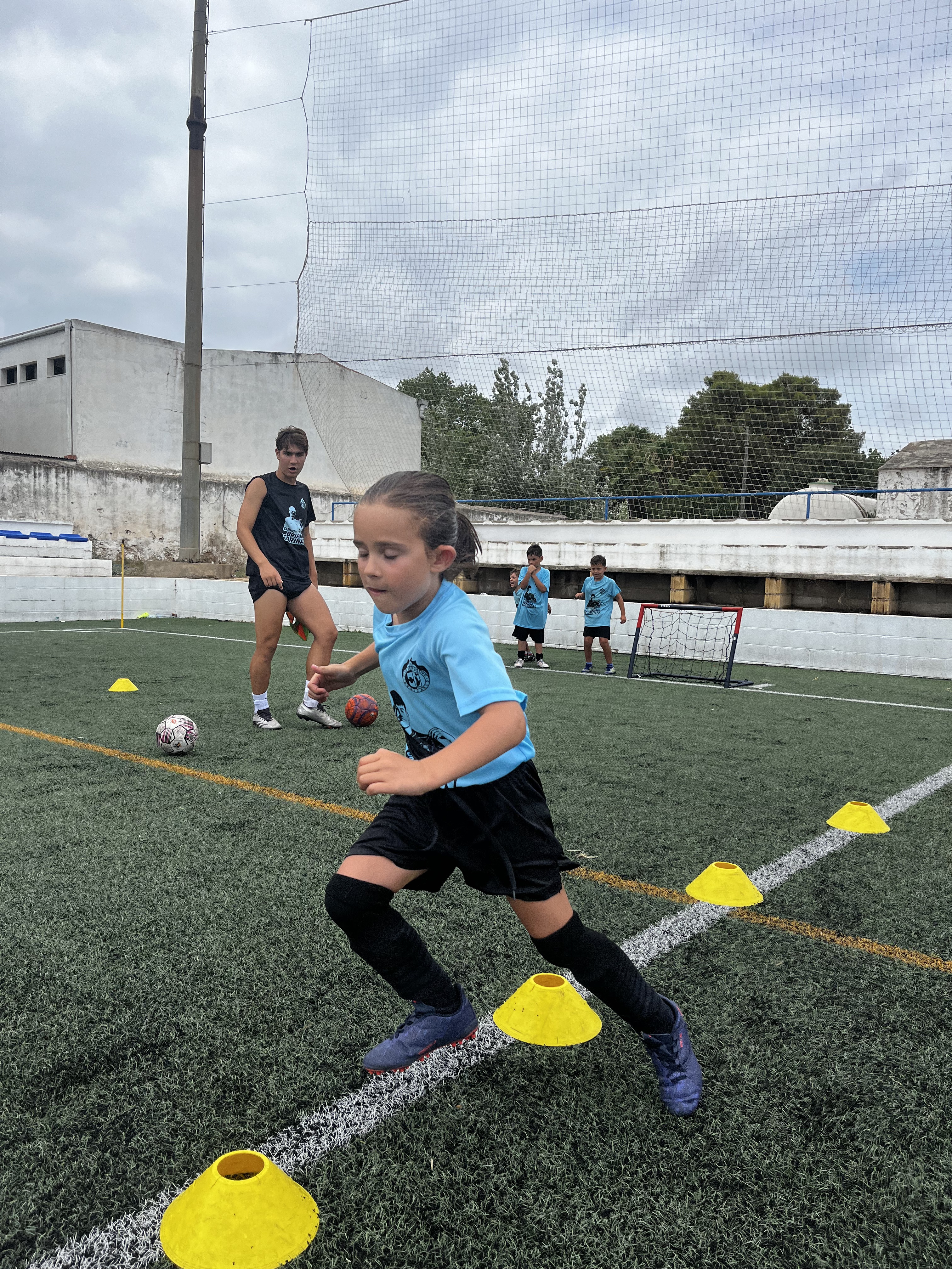 Participante superando un circuito de conos en el Campus de verano 2025