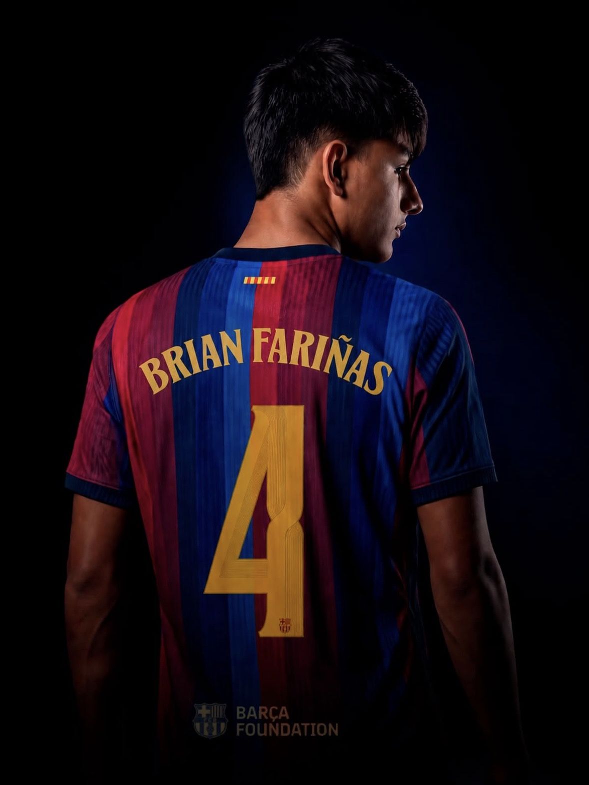 Brian Fariñas de espaldas con su nombre y el dorsal 4