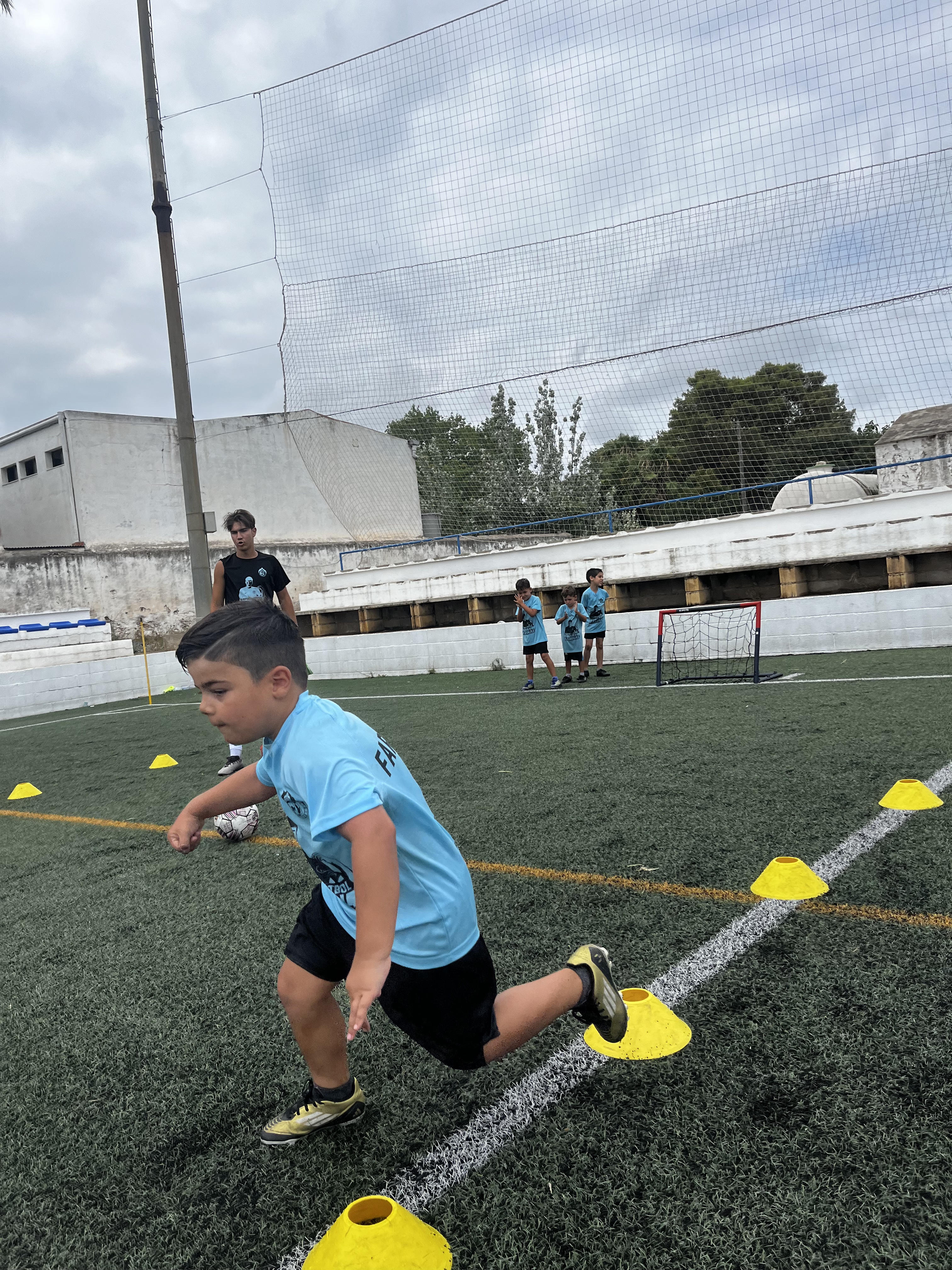 Ejercicio de agilidad con conos en el Campus de verano 2025