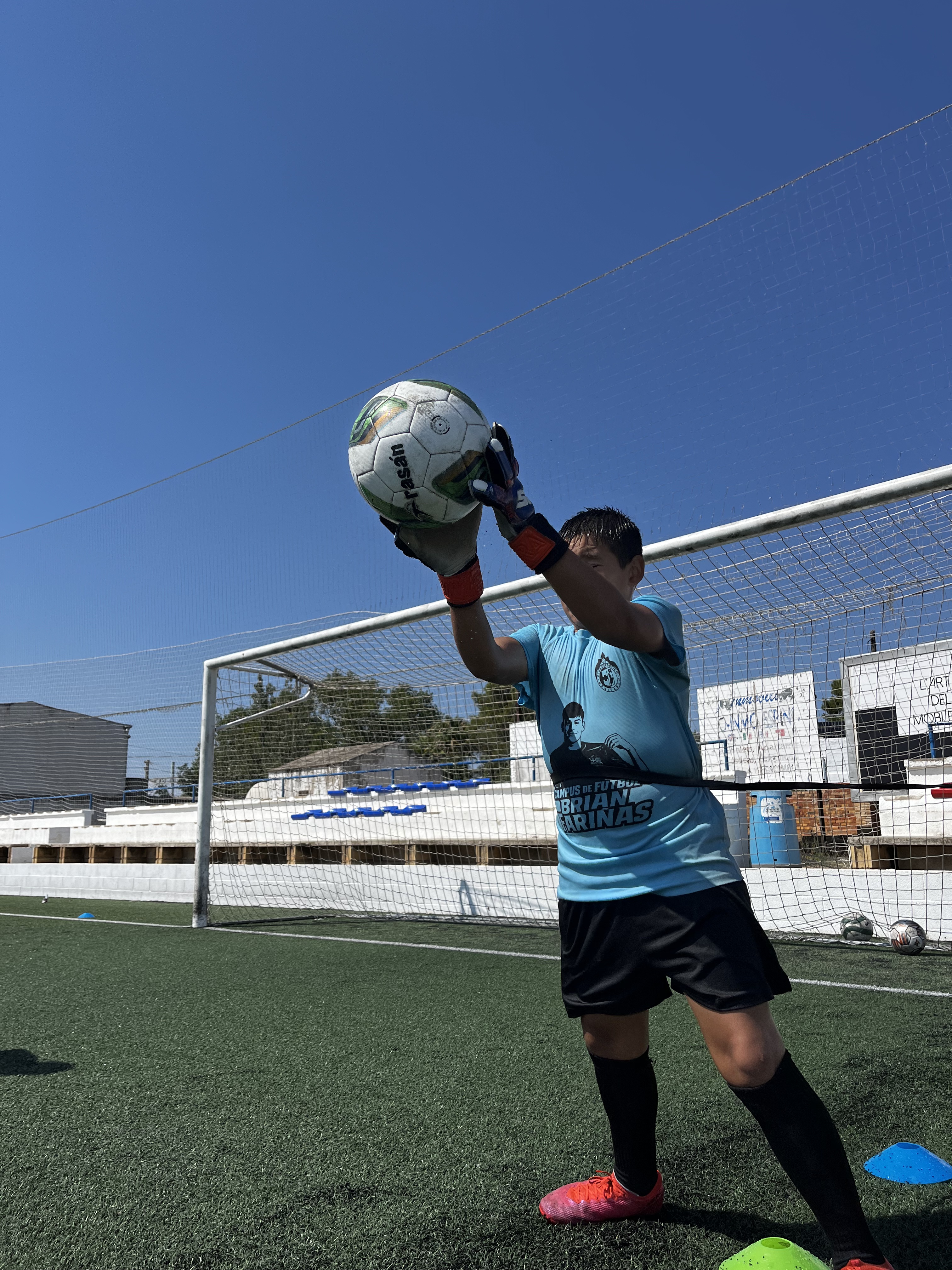 Ejercicio con balón junto a la portería en el Campus de verano 2025