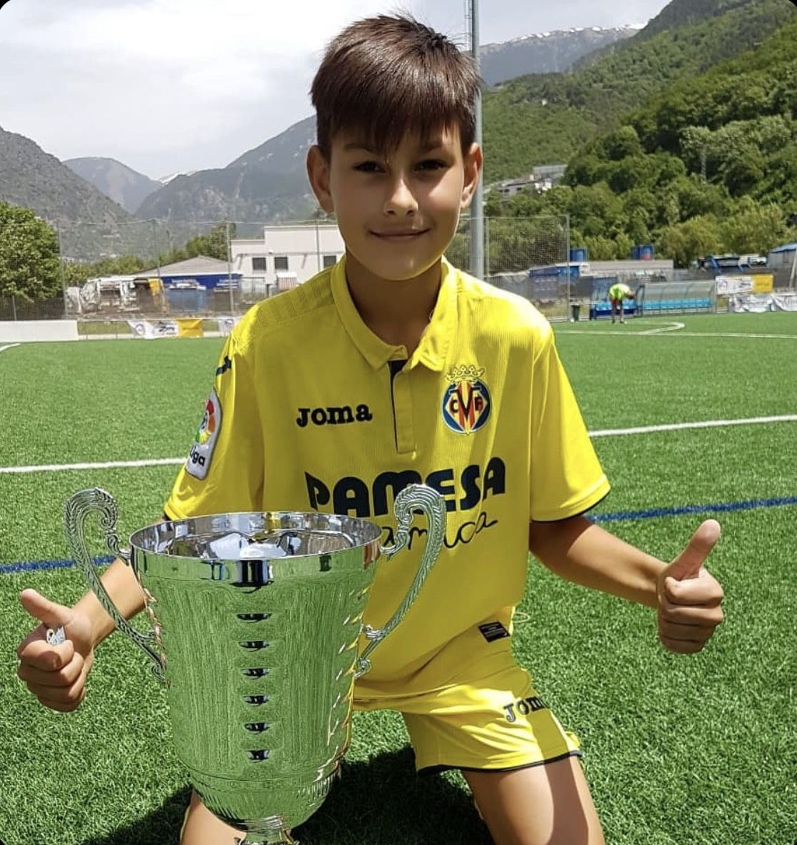 Brian Fariñas de niño con un trofeo