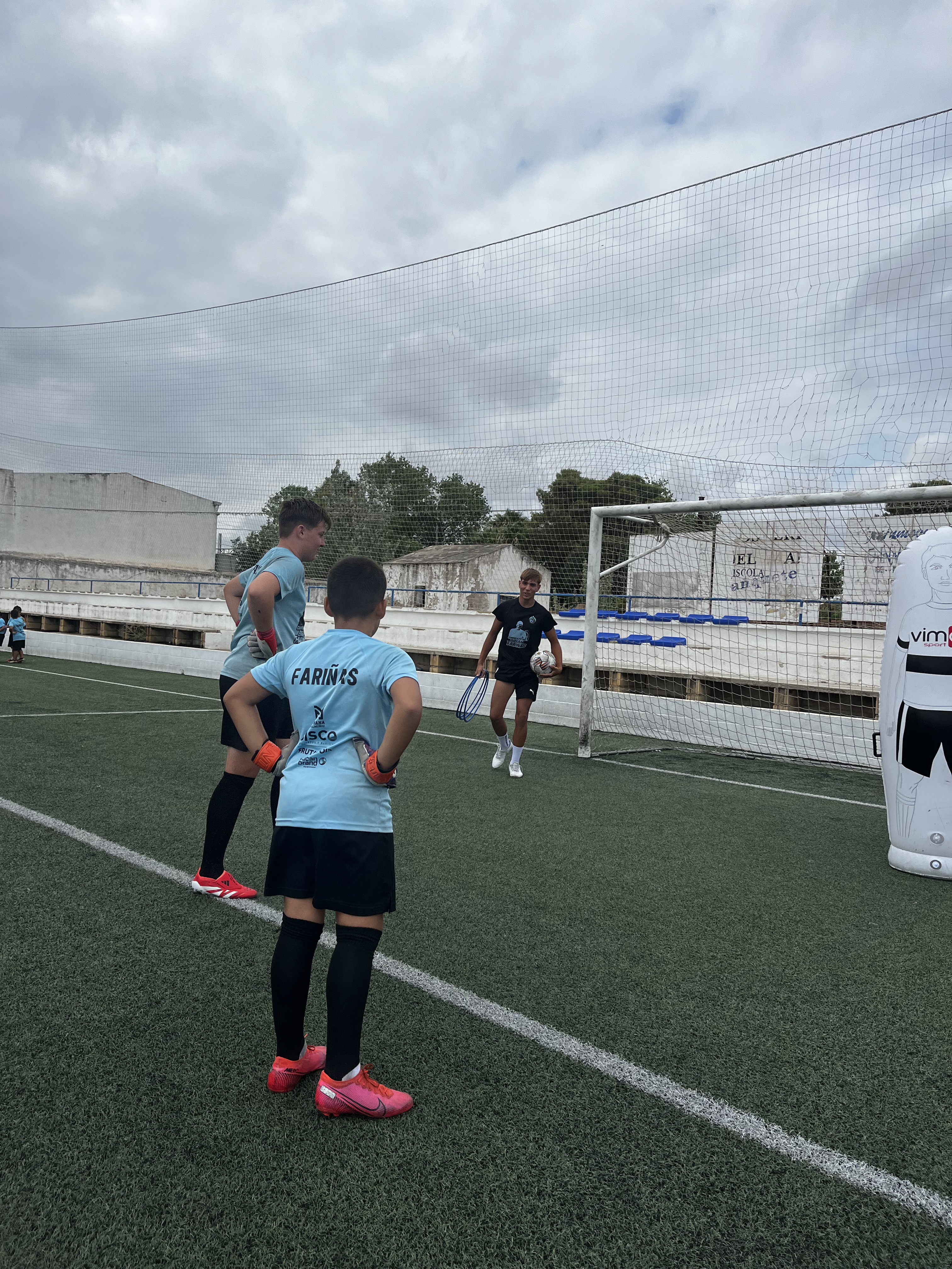 Ejercicio con balón frente a la portería en el Campus de verano 2025