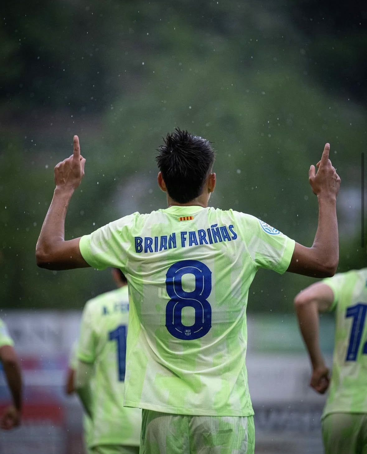 Brian Fariñas celebrando con el dorsal 8